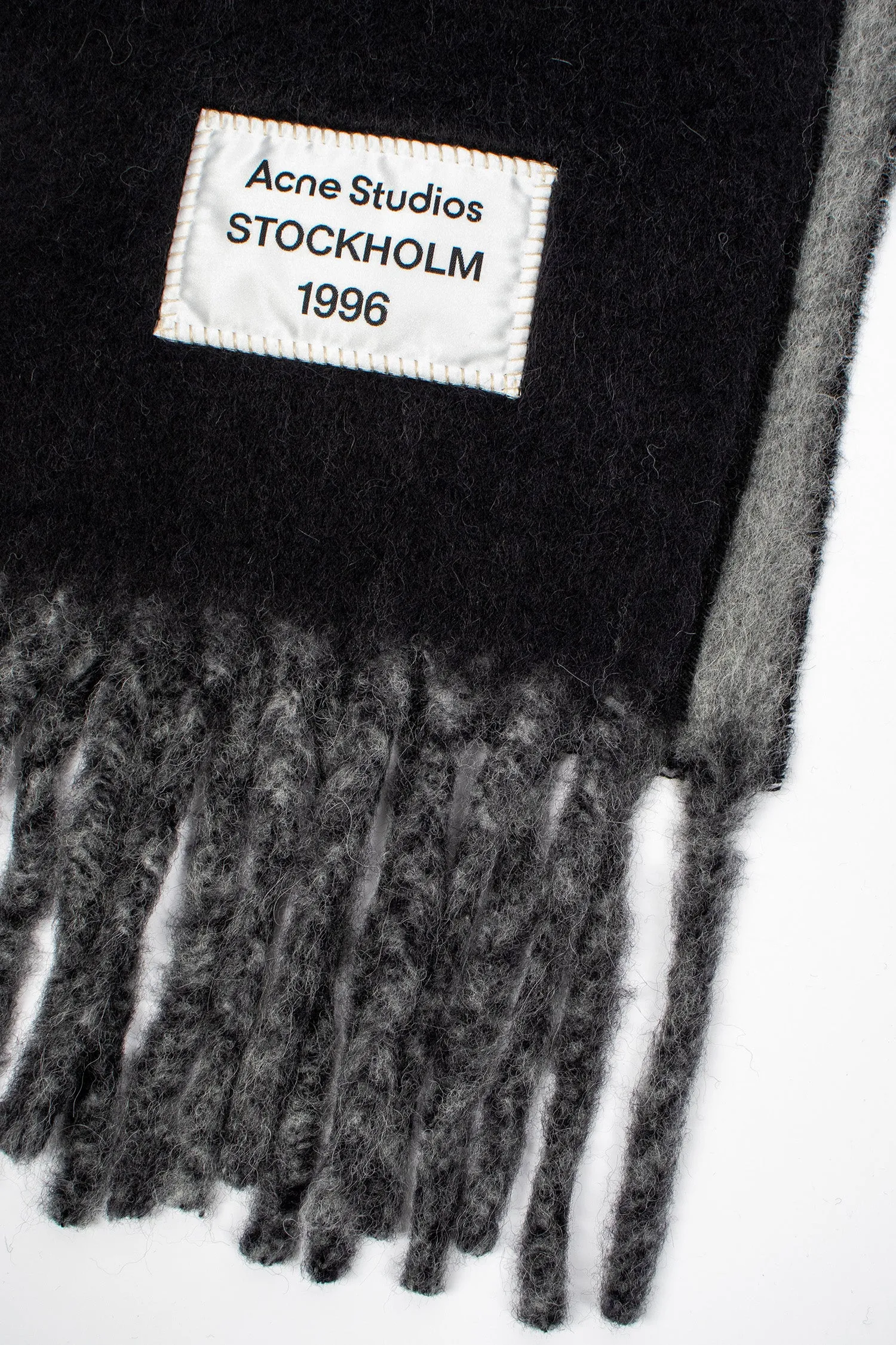 Fringed Logo Label Scarf Black/Grey