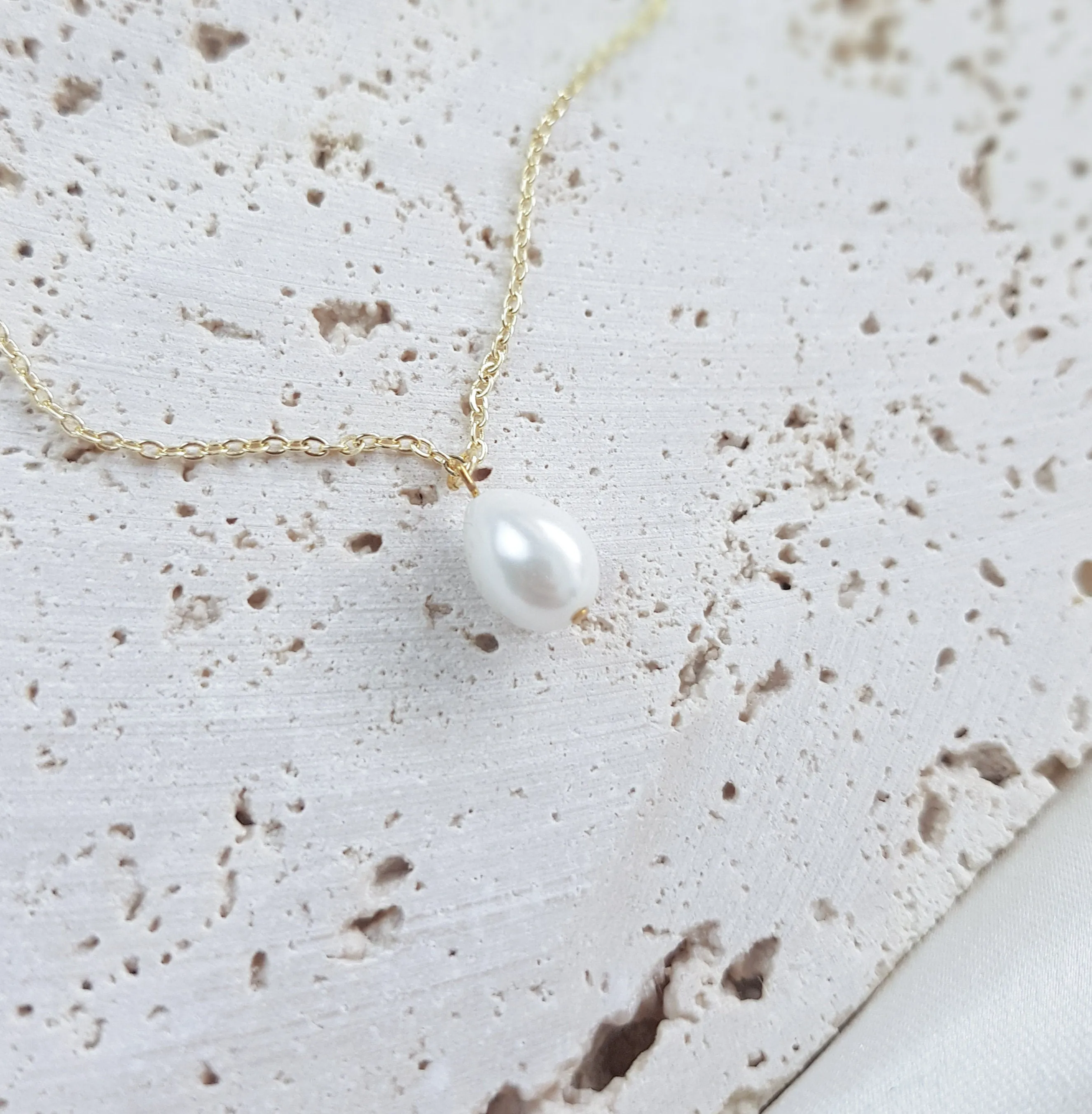 Pearl bridal necklace, Dainty wedding necklace, Gold minimalist elegant necklace, Pearl wedding jewellery, Jewellery for brides