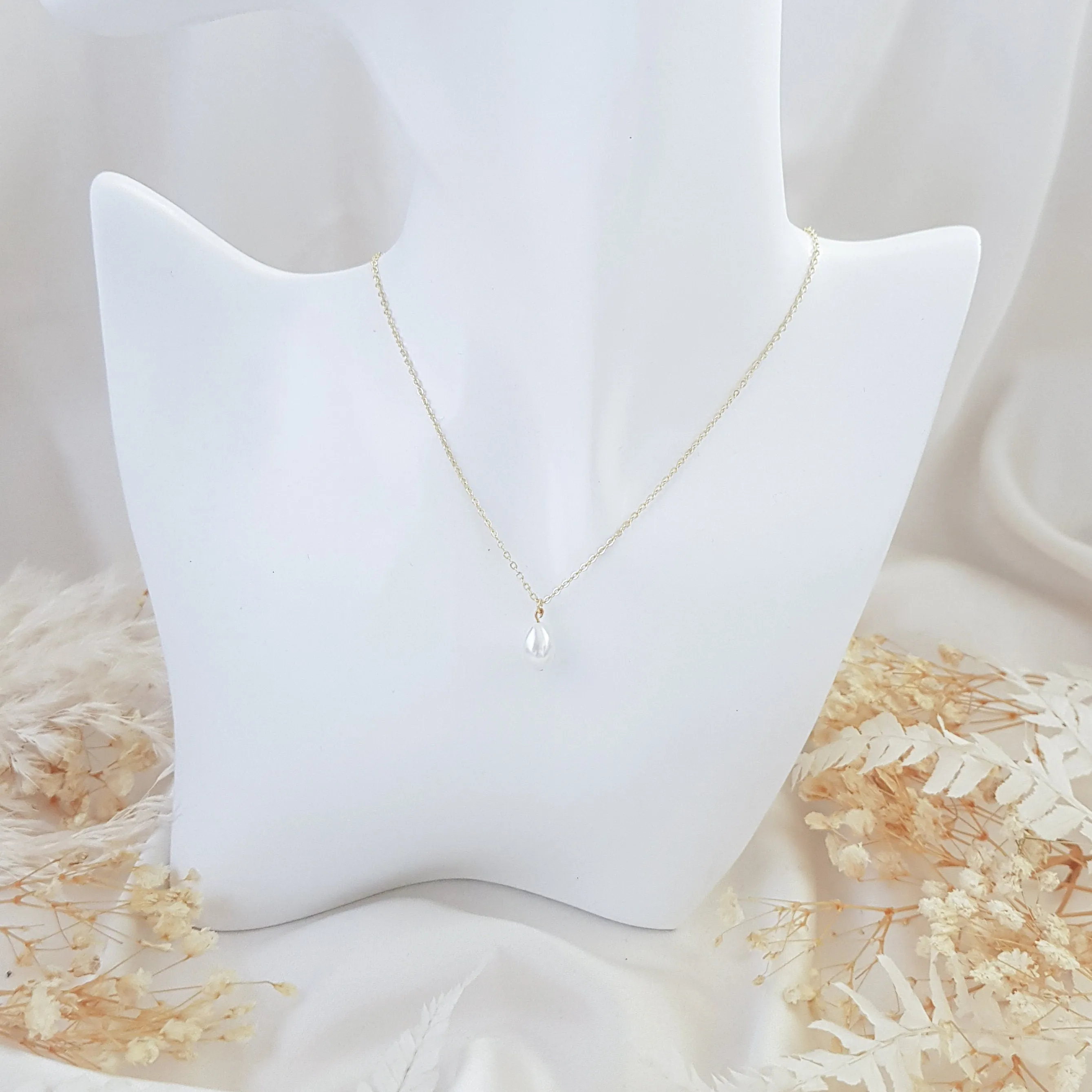 Pearl bridal necklace, Dainty wedding necklace, Gold minimalist elegant necklace, Pearl wedding jewellery, Jewellery for brides